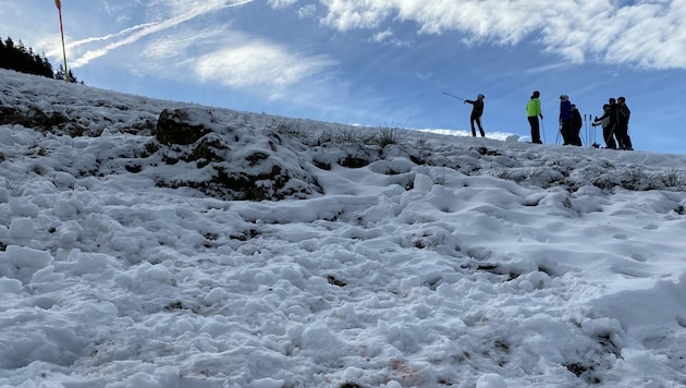 In diesem Bereich der Piste im Skigebiet von Waidring waren die beiden Jugendlichen von der Strecke abgekommen und tödlich gestürzt. (Bild: APA/ZOOM.TIROL)