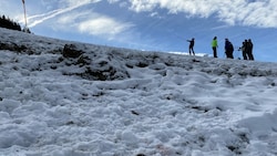 In diesem Bereich der Piste im Skigebiet von Waidring waren die beiden Jugendlichen von der Strecke abgekommen und tödlich gestürzt. (Bild: APA/ZOOM.TIROL)