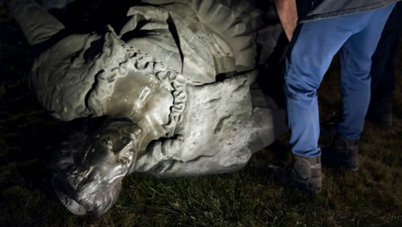 Ein Arbeiter neben dem Denkmal (Bild: AP)