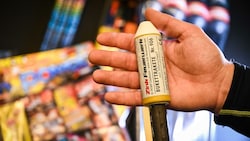 Böller und Raketen, die regulär bei uns verkauft werden, sind relativ sicher. Heuer wurden aber 637 Kilo illegaler Pyrotechnik in OÖ an der Grenze beschlagnahmt. (Bild: Wenzel Markus)