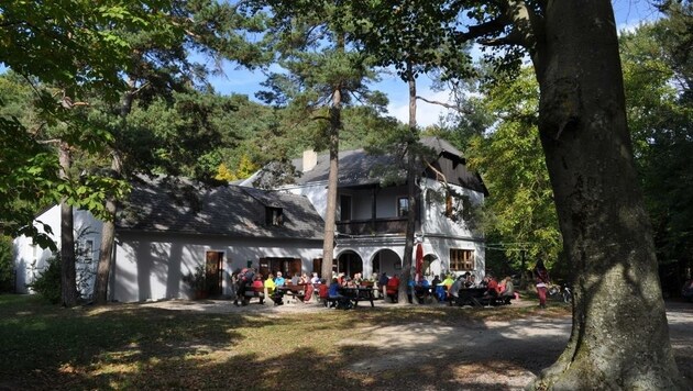 Tausende Touristen zog es Jahr für Jahr zur beliebten Fesslhütte bei der Starhemberg-Warte (Bild: zVg)