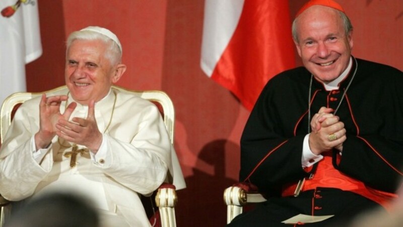 Benedikt XVI. (l.) und Christoph Schönborn im Jahr 2007 im Wiener Konzerthaus. (Bild: APA/HELMUT FOHRINGER)