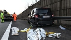 Die Flucht des Teenager-Quartetts endete am Mittwoch mit dem Unfall auf der A7 etwa zwei Kilometer nach der Autobahnauffahrt Treffling. Alle Fahrzeuge erlitten Totalschaden. (Bild: Kerschbaummayr Werner, Krone KREATIV)