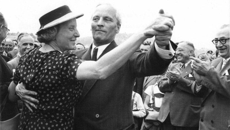 Heinrich Gleißner tanzt 1953 mit Elvira Koref auf der Linzer Nibelungenbrücke den Donauwalzer. Denn am 9. Juni 1953 haben die Sowjets die Kontrollen an den Grenzen zu ihren Besatzungszonen, in diesem Fall dem Mühlviertel, aufgehoben. (Bild: Stöger Max)