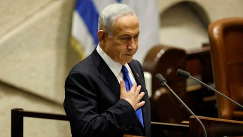 Knapp zwei Monate nach der Wahl hat das Parlament in Israel die Regierung des Wahlsiegers Benjamin Netanyahu (Bild) gebilligt. (Bild: AFP/Pool/Amir Cohen)