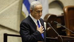 Knapp zwei Monate nach der Wahl hat das Parlament in Israel die Regierung des Wahlsiegers Benjamin Netanyahu (Bild) gebilligt. (Bild: AFP/Pool/Amir Cohen)