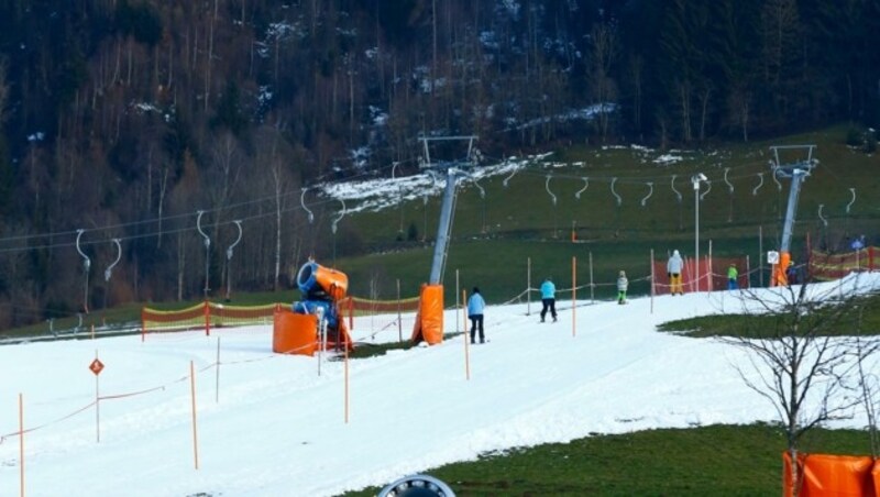 Die weißen Streifen werden immer kleiner: Gilt auch für das Skigebiet beim Hahnbaumlift in St. Johann. (Bild: Gerhard Schiel)