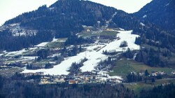 Die Schneelage wie hier im Alpendorf in St. Johann ist überschaubar gut, abseits der Pisten grüßen grüne Wiesen. (Bild: Gerhard Schiel)