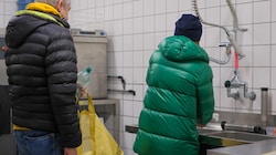 Bei der Freiwilligen Feuerwehr Hart in der Leondinger Limesstraße können sich seit Donnerstag früh betroffene Bürger mit Trinkwasser eindecken. (Bild: Einöder Horst)