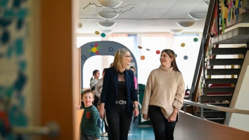 Direktorin Manuela Rittenschober (l.) bot Anna Lavreniuk am Integrativen Schulzentrum einen Job an, obwohl die Ukrainerin vor der Flucht kein Wort Deutsch konnte. (Bild: Wenzel Markus)