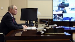 Wladimir Putin überwachte am Donnerstag die Inbetriebnahme der neue Kriegsschiffe für die russische Marine per Videokonferenz (Bild: AP)