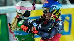 Doppelsieg für die USA: Paula Moltzan gratuliert Mikaela Shiffrin. (Bild: GEPA pictures)