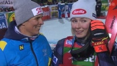 Michaele Dorfmeister übergibt Mikaela Shiffrin die Jubiläumstorte (Bild: ORF (Screenshot))