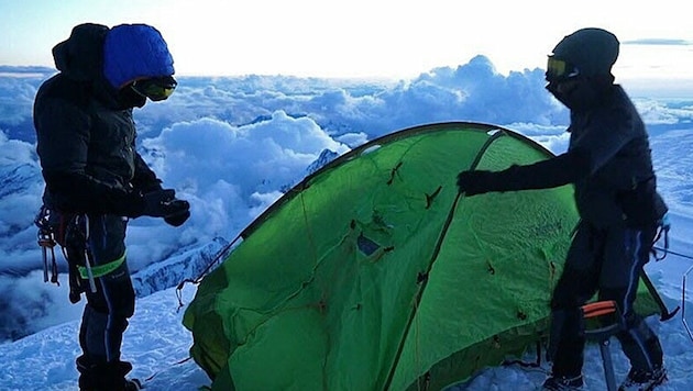 Die beiden Männer bauen ihr Zelt auf dem Gipfel des Mont Blanc auf (Bild: Screenshot/YouTube.com)