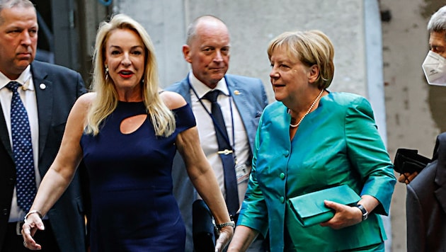 Da war noch alles gut: Am Premierenabend kümmerte sich Festspiel-Präsidentin Kristina Hammer um die Ex-Kanzlerin. (Bild: Tschepp Markus)