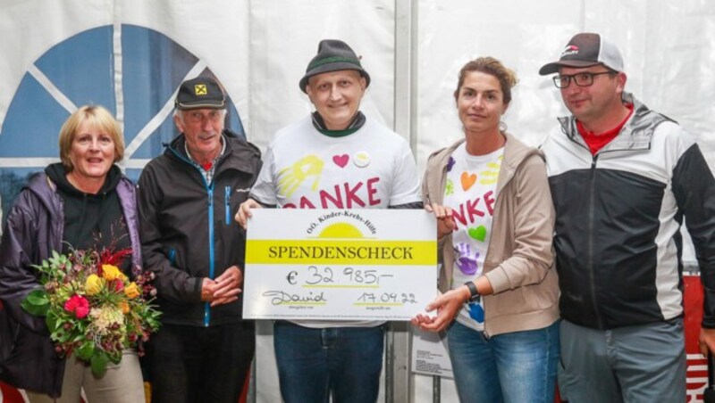 Die Scheckübergabe an die Kinder-Krebs-Hilfe Oberösterreich nach dem Charity-Lauf: „Überwältigend.“ (Bild: www.sportshot.de)