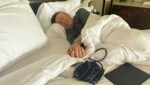 Richard Lugner musste im Urlaub das Bett hüten, jetzt ist er daheim und schon wieder schwer verkühlt. (Bild: Richard Lugner)