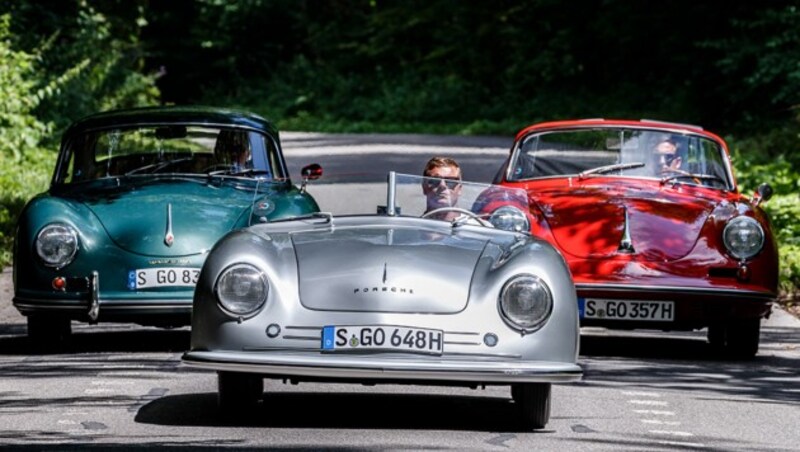 Mit dem 356 Nr. 1 (links) begann die Ära von Porsche als Sportwagenmarke. Rechts ist das 356 A 1600 Coupé (1956), in der Mitte das 356 B 2000 GS Carrera 2 Cabriolet (1962). (Bild: Porsche)