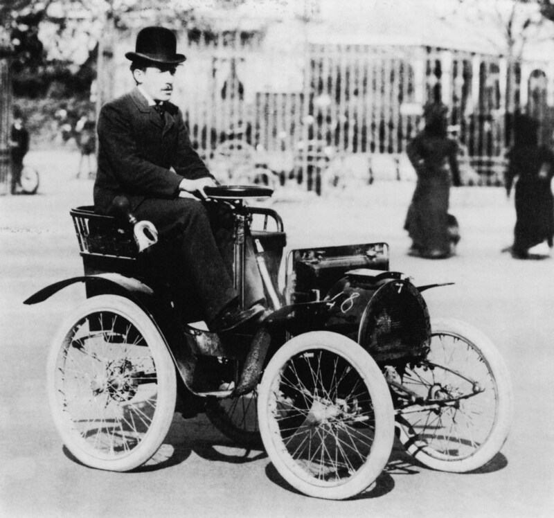 Louis Renault testet am 24. Dezember 1898 erfolgreich eine Voiturette, der Startschuss für die Gründung der Automobilmarke Renault. (Bild: Renault)