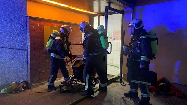 Die Einsatzkräfte beim Rennbahnweg. In bereits vier Nächten wurden Brände im Keller gelegt. (Bild: Stadt Wien/Feuerwehr)