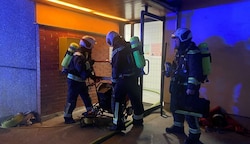 Die Einsatzkräfte beim Rennbahnweg. In bereits vier Nächten wurden Brände im Keller gelegt. (Bild: Stadt Wien/Feuerwehr)