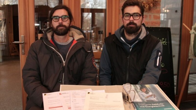 Roland und Werner Tschiedel vom Gasthaus Ziegelwerk wollen mit Photovoltaik die Kosten senken. (Bild: Christoph Miehl)