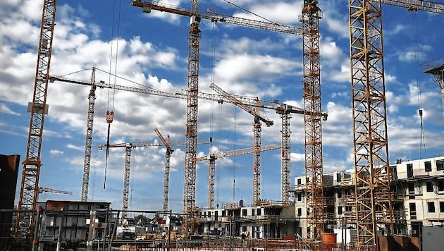 Noch nie wurde so viel gebaut wie aktuell: Alleine in Wien werden 2023 rund 19.000 Wohnungen entstehen. Doch die hohen Preise für Material und Energie schlagen auch hier durch. (Bild: HARALD SCHNEIDER / APA / picturedesk.com)