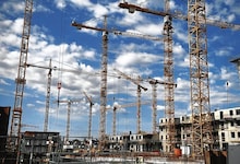Noch nie wurde so viel gebaut wie aktuell: Alleine in Wien werden 2023 rund 19.000 Wohnungen entstehen. Doch die hohen Preise für Material und Energie schlagen auch hier durch. (Bild: HARALD SCHNEIDER / APA / picturedesk.com)