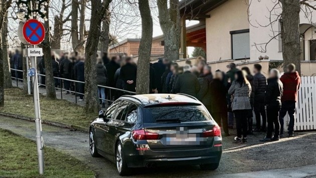 Había una cola mucho antes del funeral.  (Imagen: hombro Christian, corona KREATIV)