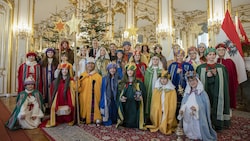 Die Sternsinger im vielleicht schönsten „Wohnzimmer“ Wiens - der Präsidentschaftskanzlei. (Bild: APA/TOBIAS STEINMAURER)