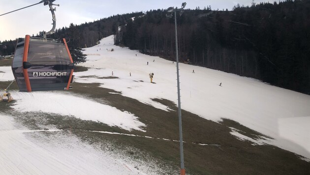 Grün statt weiß - derzeit schaut es in vielen Skigebieten, wie hier am Hochficht, nicht so berauschend aus. (Bild: Schütz Markus)