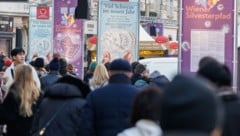 Zwei Jahre nach Ausbruch der Pandemie kann dieses Jahr wieder ausgiebiger Silvester gefeiert werden - etwa am Wiener Silvesterpfad. (Bild: APA/FLORIAN WIESER)