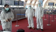 Corona-Kontrolle an einem Flughafen in Paris (Archivbild) (Bild: Eric Piermont/AFP)