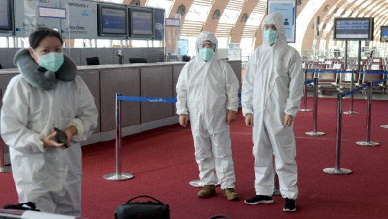 Corona-Kontrolle an einem Flughafen in Paris (Archivbild) (Bild: Eric Piermont/AFP)