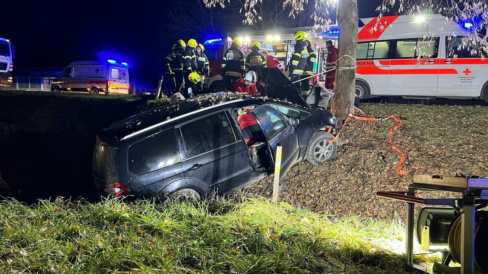 Lenker Schwer Verletzt - Medizinischer Notfall: Auto Krachte Gegen Baum ...