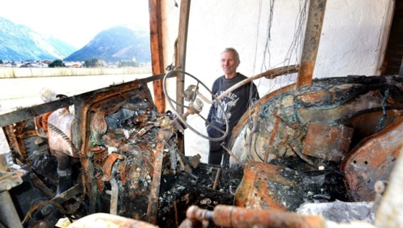 Bauer Fidel Renn vor dem Wrack seines Traktors. (Bild: ZOOM.TIROL)