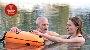 Gerald Daringer zeigte „Krone“-Redakteurin Nicole Greiderer die Vorzüge des Eisbadens.