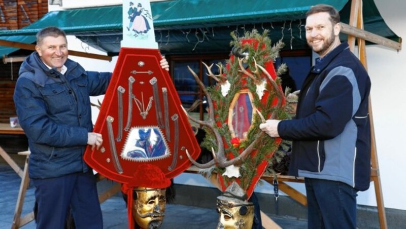 Robert Rachensperger und Franz Harlander zeigen stolz ihre Spiegelperchten. (Bild: GERHARD SCHIEL)