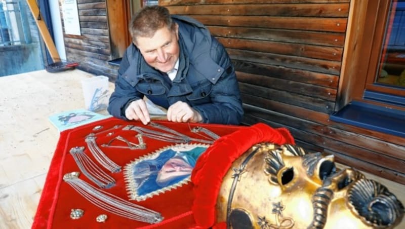 Robert Rachensperger repariert an der Schmucktafel seiner Maske. (Bild: GERHARD SCHIEL)