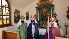 Neben den Sternsingern Emily, Paula und Hannah verkleiden sich noch knapp 60 weitere Kinder in Abtenau (Tennengau). (Bild: Scharinger Daniel)