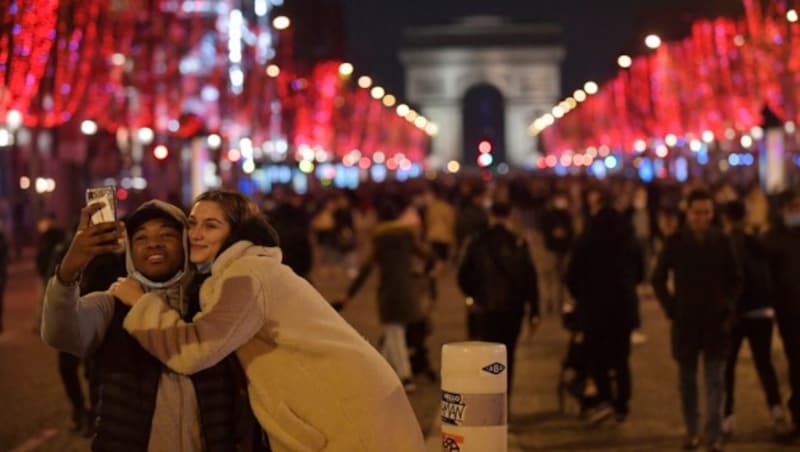 Besucher am Champs-Elysees (Bild: JULIEN DE ROSA / AFP)