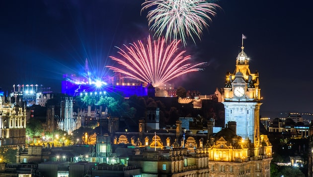 The fireworks in Edinburgh are set off directly above Edinburgh Castle. This year, however, a severe storm warning means that they will not be held (symbolic image). (Bild: Bicci Marco, stock.adobe.com)