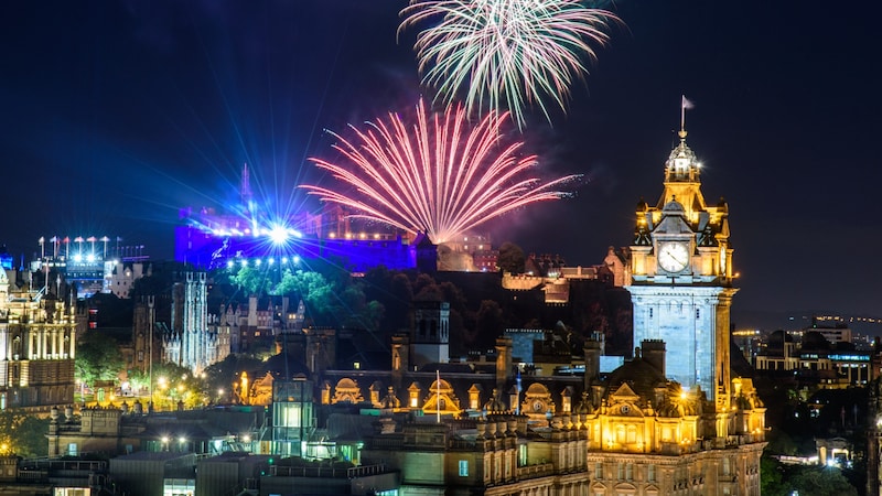 Das Feuerwerk in Edinburgh wird direkt über dem Edinburgh Castle gezündet. Doch dieses Jahr muss wegen einer heftigen Sturmwarnung darauf verzichtet werden (Symbolbild). (Bild: Bicci Marco, stock.adobe.com)