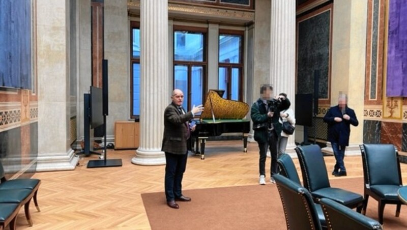 Nationalratspräsident Sobotka und der umstrittene Bösendorfer (Bild: Erich Vogl, Krone KREATIV)