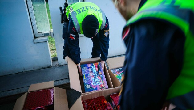 Österreichische Polizisten kontrollieren Feuerwerkskörper. (Bild: APA/DANIEL SCHARINGER)