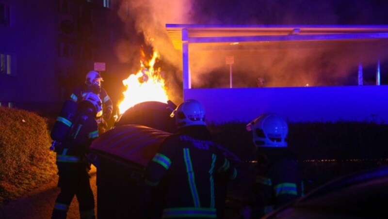 Dieser Mistkübel brannte in Wels - vermutlich ein Raketentreffer (Bild: laumat.at/Matthias Lauber)