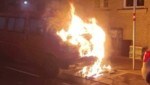 Un minibús se extinguió en llamas en Herzgasse en Favoriten.  (Imagen: APA/CIUDAD DE VIENA/DEPARTAMENTO DE BOMBEROS)