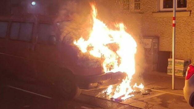 In der Herzgasse in Favoriten wurde ein Kleinbus in Flammen gelöscht. (Bild: APA/STADT WIEN/FEUERWEHR)