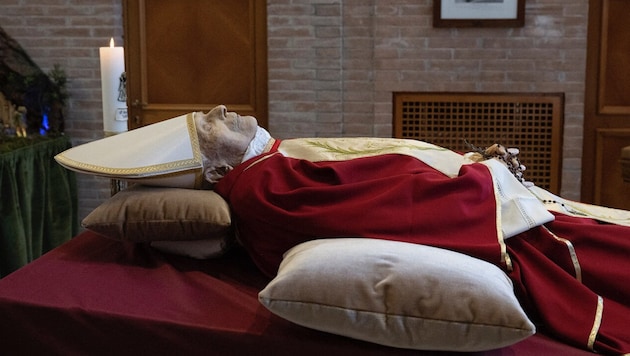 Benedikt XVI. wurde nach seinem Tod am 31. Dezember 2022 in der Hauskapelle des ehemaligen Klosters Mater Ecclesiae im Vatikan aufgebahrt. (Bild: AFP)