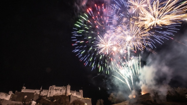 Das Silvesterfeuerwerk in Salzburg (Bild: APA/FRANZ NEUMAYR)